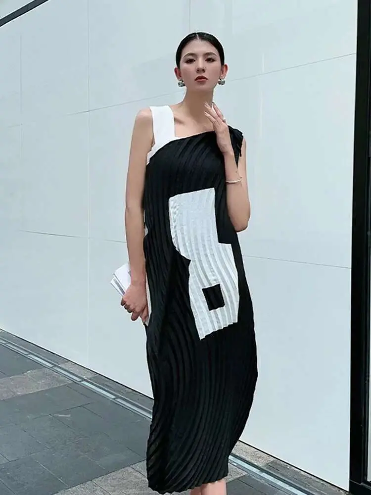 LANMREM Pleated Wave Design Fashion Style Black And White Colorblock Patchwork Slim Women's Dress Irregular Sleeveless Dresses