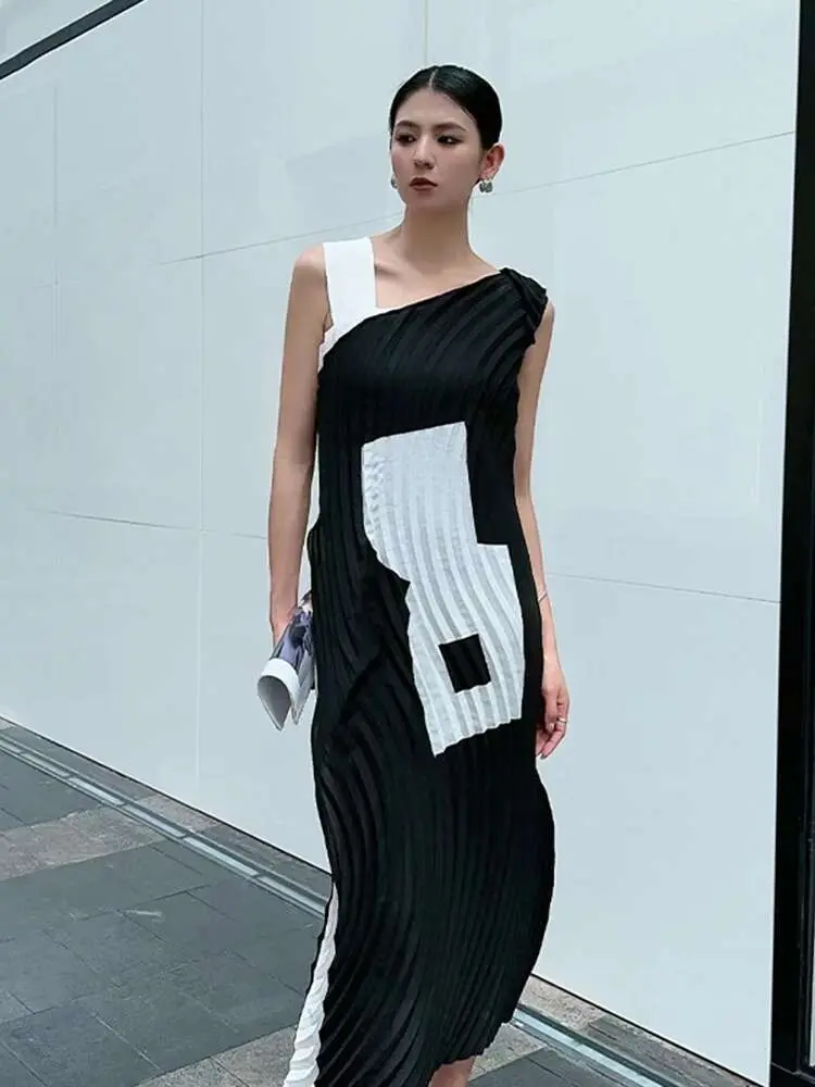 LANMREM Pleated Wave Design Fashion Style Black And White Colorblock Patchwork Slim Women's Dress Irregular Sleeveless Dresses
