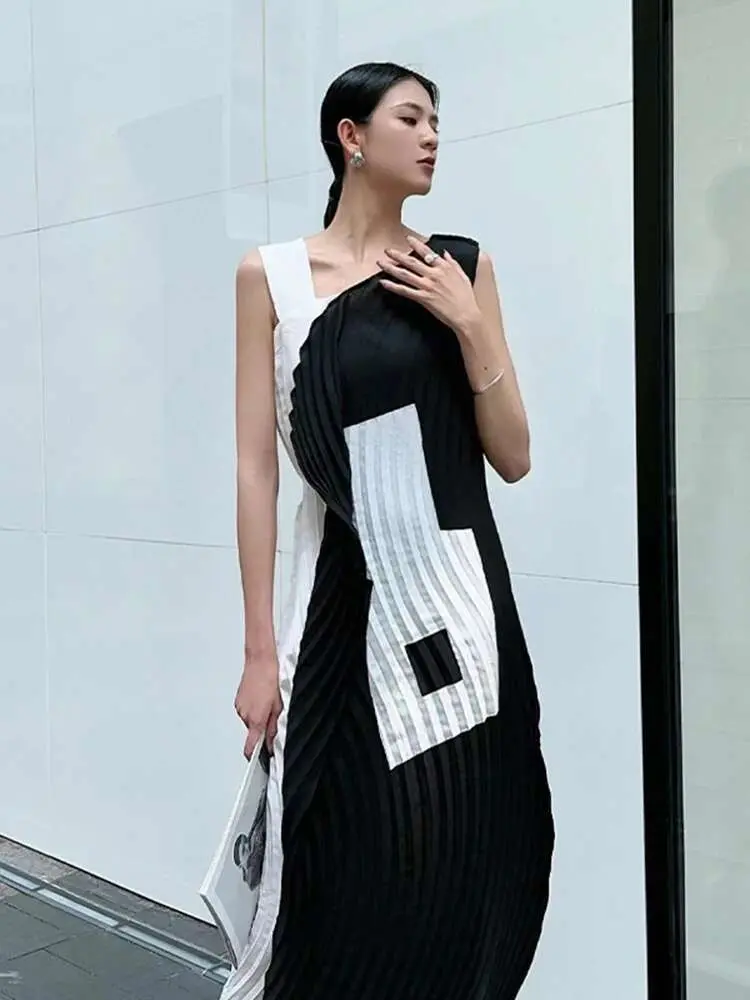 LANMREM Pleated Wave Design Fashion Style Black And White Colorblock Patchwork Slim Women's Dress Irregular Sleeveless Dresses