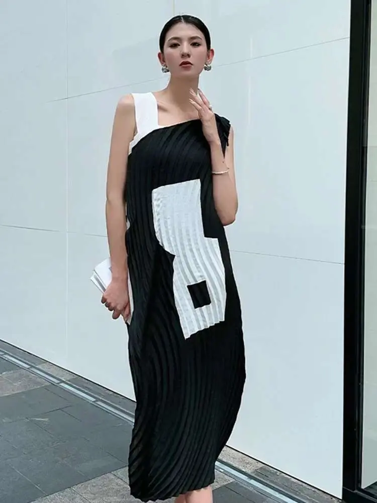 LANMREM Pleated Wave Design Fashion Style Black And White Colorblock Patchwork Slim Women's Dress Irregular Sleeveless Dresses