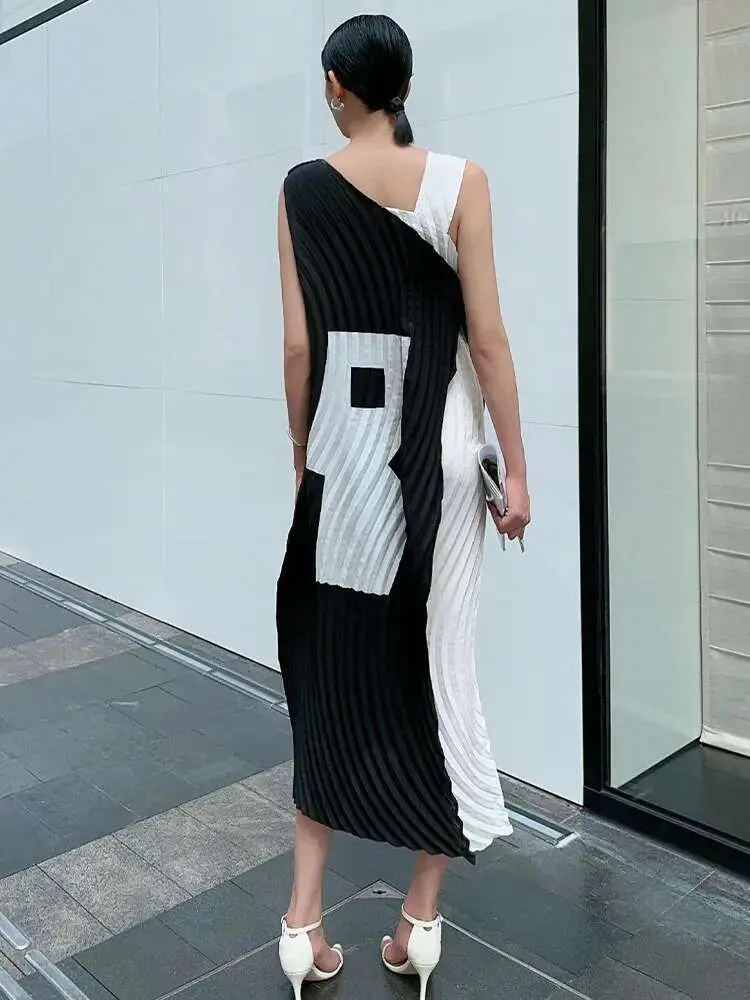 LANMREM Pleated Wave Design Fashion Style Black And White Colorblock Patchwork Slim Women's Dress Irregular Sleeveless Dresses