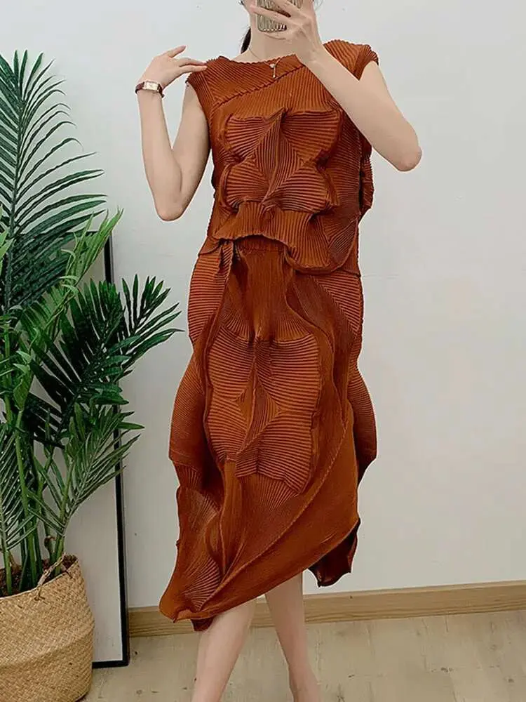 LANMREM Pleated Set Women's Irregular Handmade Tank Top+fold Skirt Two Piece Sets Female Fashion Clothes 2023 Summer New 2DA1335