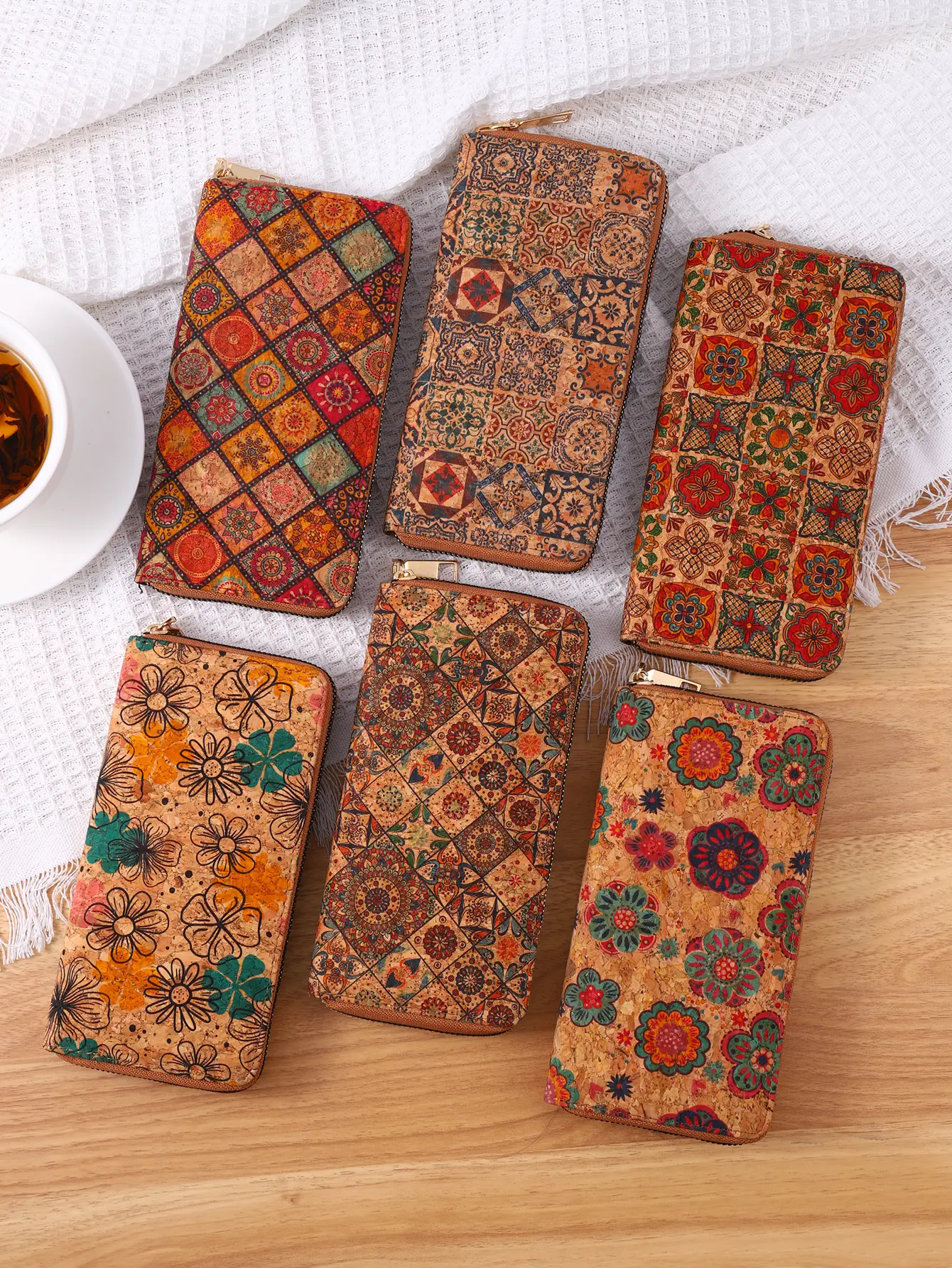 Advanced multifunctional wallet with wood grain, portable geometry, multiple card slots, personalized artistic retro wood grain