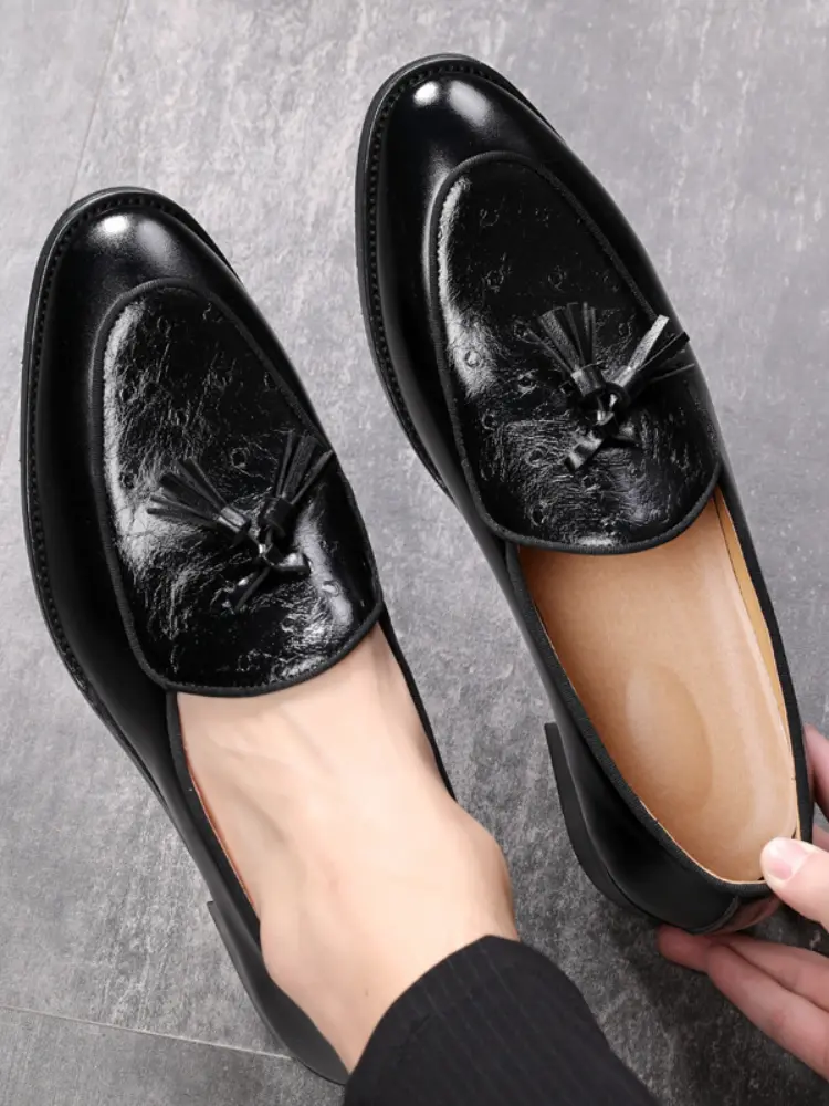 2023 Loafers Men Shoes Classic Business Casual Wedding Party Daily Retro Round Toe Tassel Faux Suede Solid Color Dress Shoes