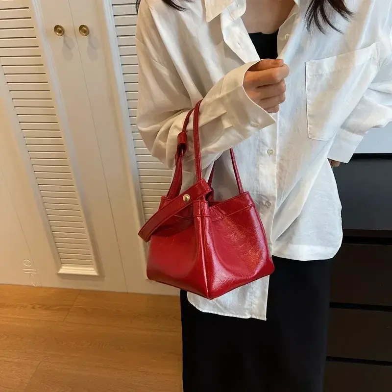 Design Sense Red Women New 2025 Fashion Texture Shoulder Bag Popular Popular Hand Tote Bags for Women Purses and Handbags