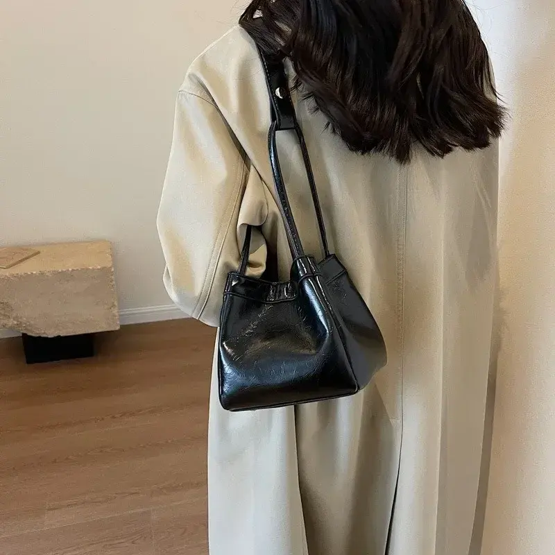 Design Sense Red Women New 2025 Fashion Texture Shoulder Bag Popular Popular Hand Tote Bags for Women Purses and Handbags