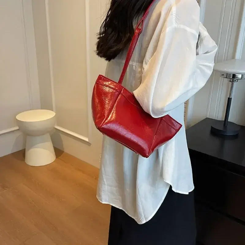 Design Sense Red Women New 2025 Fashion Texture Shoulder Bag Popular Popular Hand Tote Bags for Women Purses and Handbags