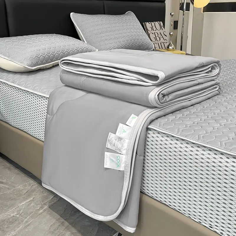 Lce Silk Summer Blanket Latex Fitted Sheet and Pilowcase Cool Feeling Fabric Summer Quilt Queen Lightweight Comforter Thin Duvet
