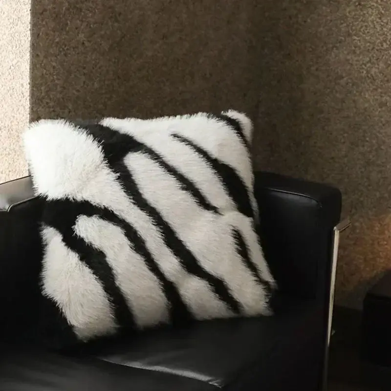 High-end Fluffy Faux Fox Fur Throw Pillows Decor Home High Quality Plush Back Cushion for Sofa Bed Chair Super Soft Cushion Cozy