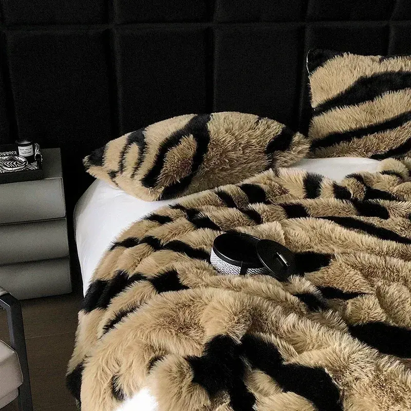 Faux Fox Fu Fur Warm Autumn Winter Blanket High End Plush Super Comfortable Blankets for Bed Sofa High-quality Weighted Blanket