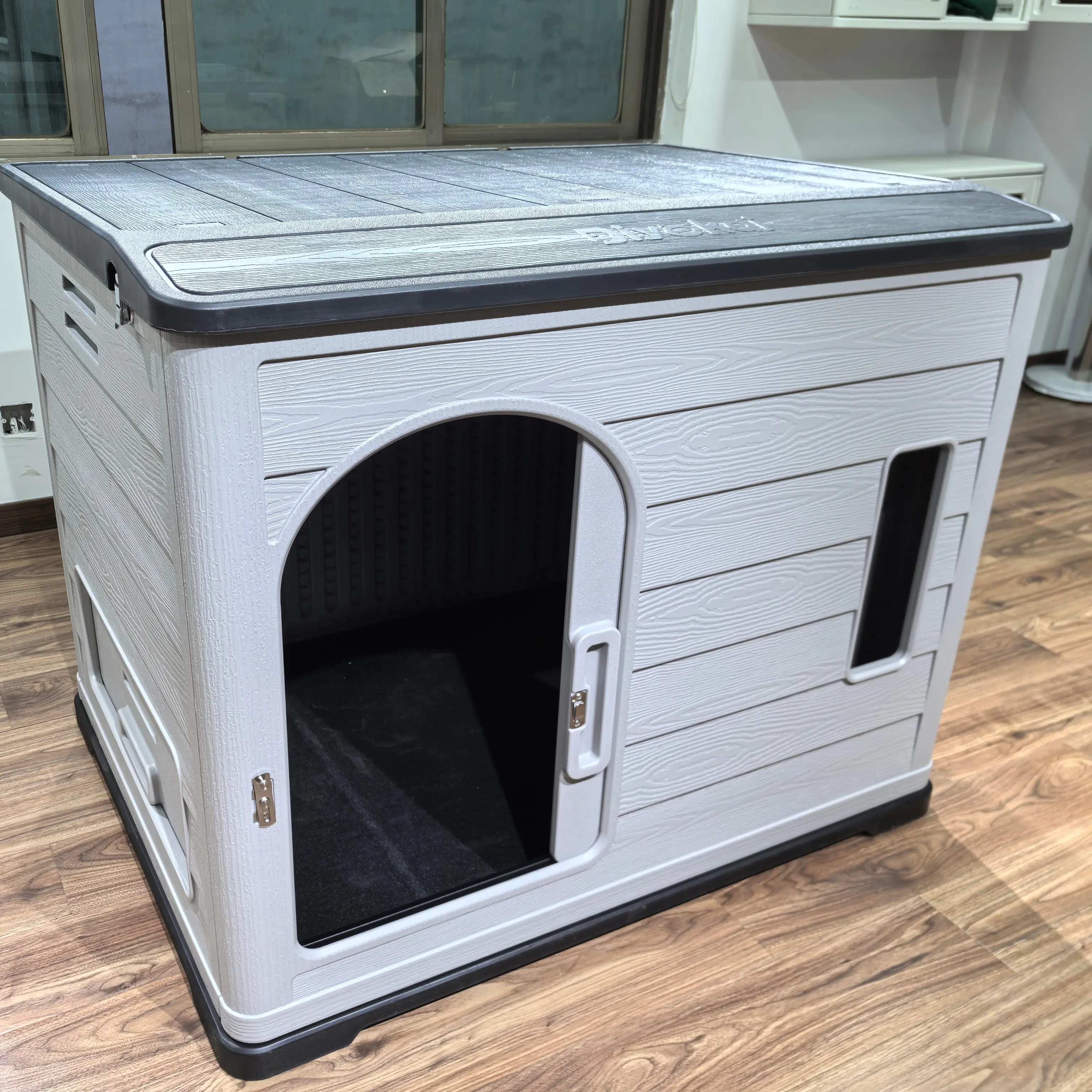 Modern Style Indoor/Outdoor Solid Pattern Large Dog Kennel Strong Plastic Furniture Button Triangle Design Dogs All Sizes