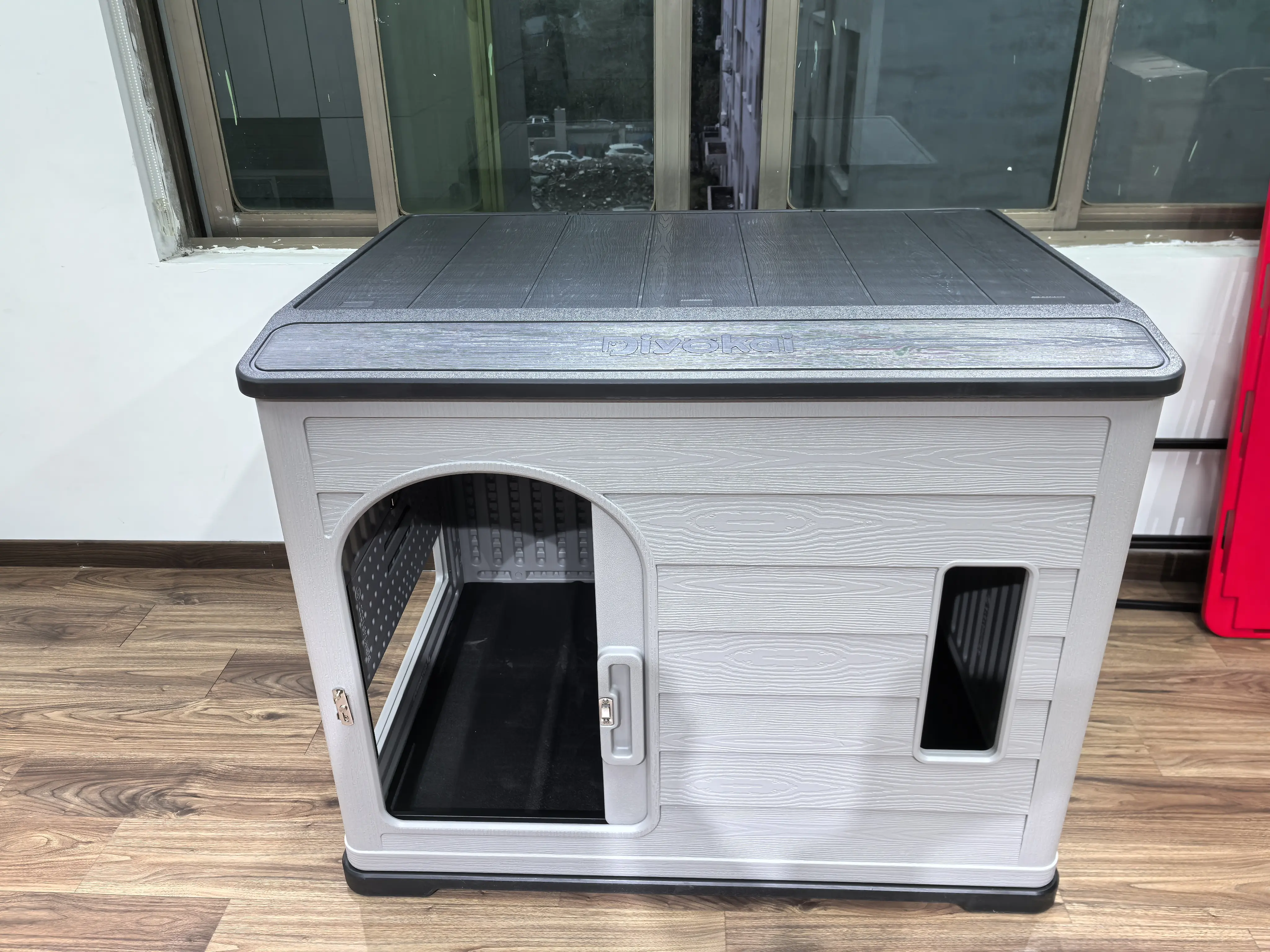 Modern Style Indoor/Outdoor Solid Pattern Large Dog Kennel Strong Plastic Furniture Button Triangle Design Dogs All Sizes