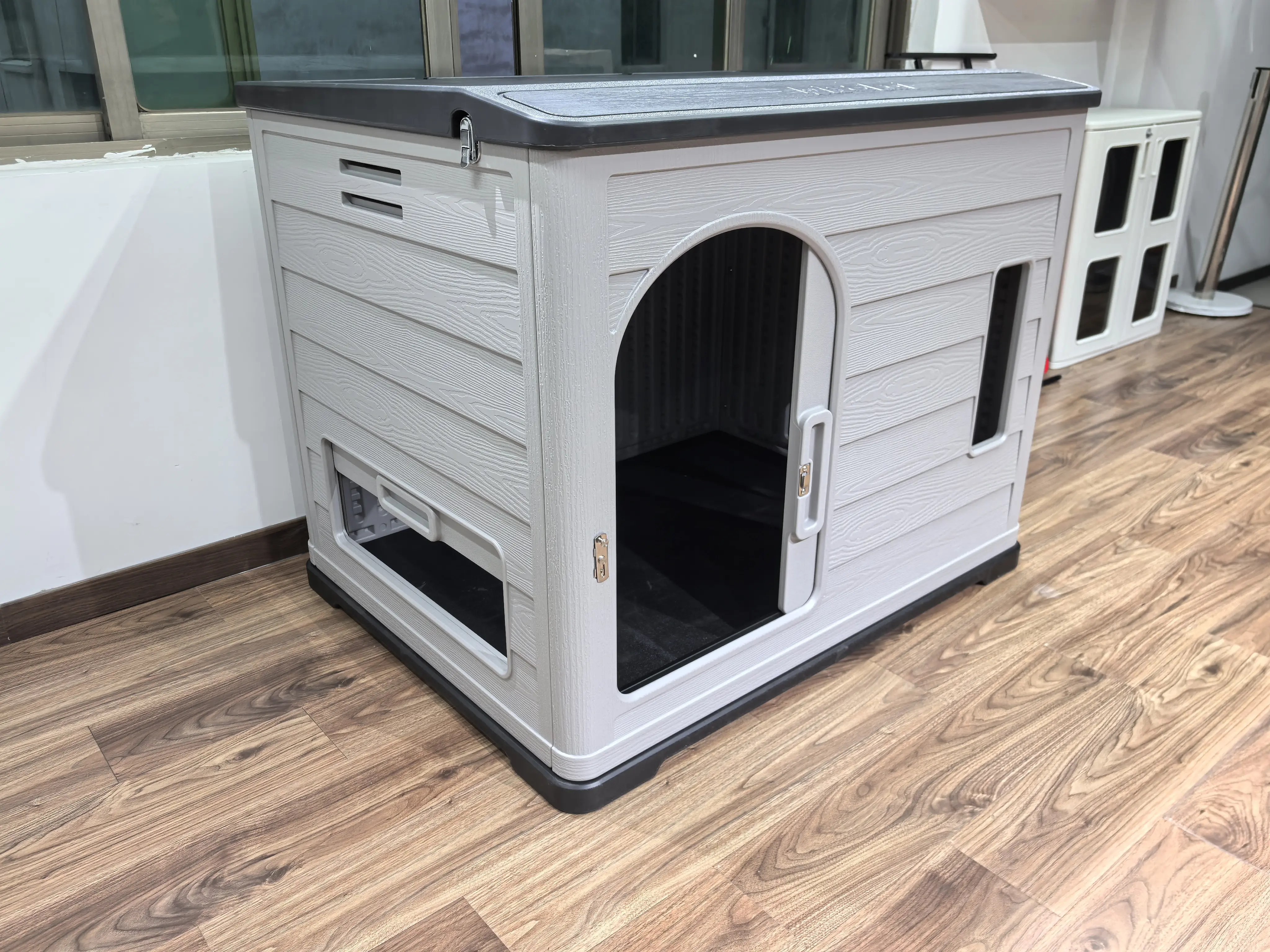 Modern Style Indoor/Outdoor Solid Pattern Large Dog Kennel Strong Plastic Furniture Button Triangle Design Dogs All Sizes