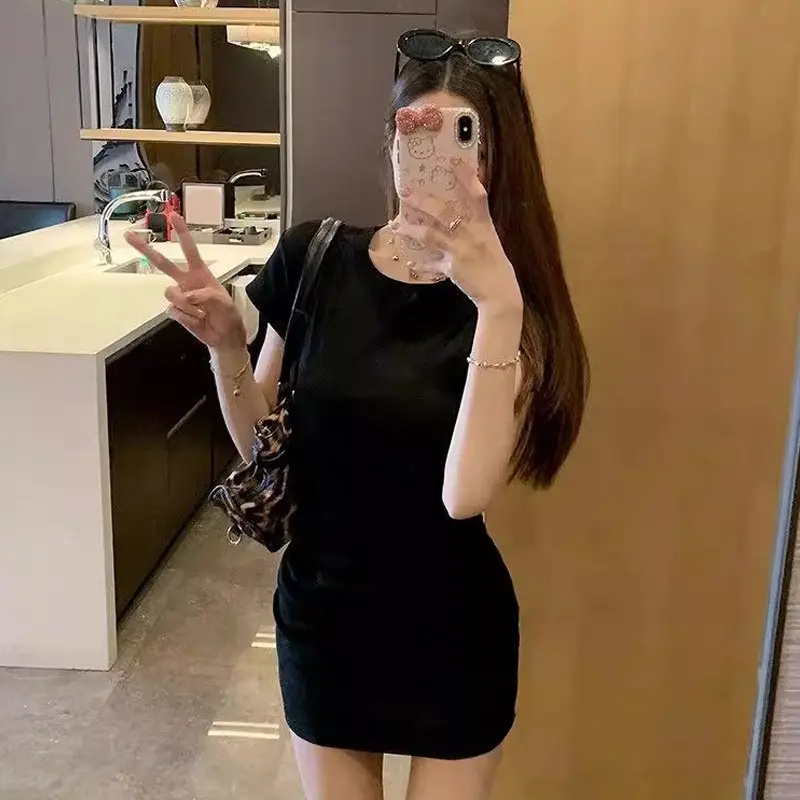 New Pleated Slim Fit Dress With Hip Hugging Short Skirt And Round Neck Skirt