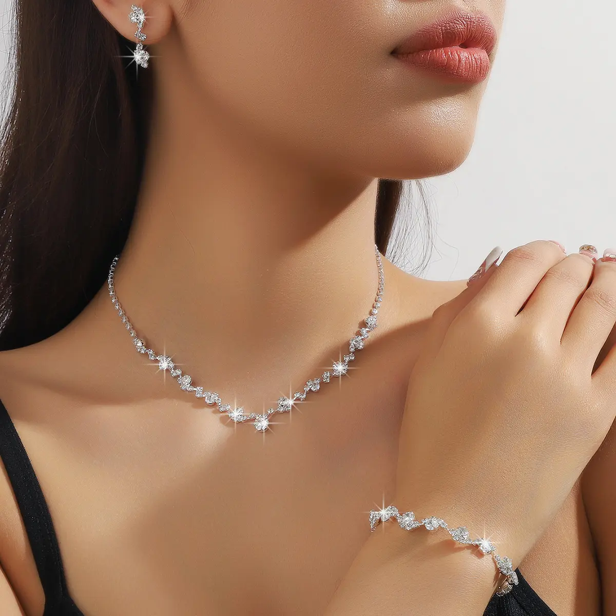 Women's fashionable sparkling jewelry set, simple and luxurious style niche design jewelry set
