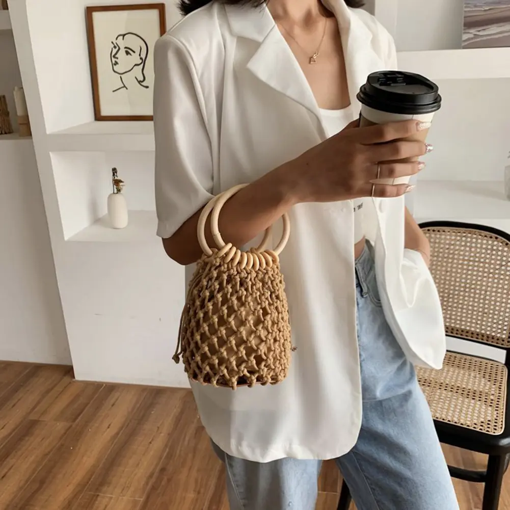 2022 Casual Retro Woven Handbag Wooden Handle with Inner Cloth Drawstring Bucket Bag Vacation Beach Style Wrist Pack for Ladies