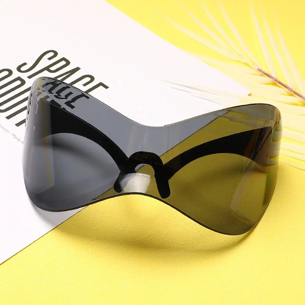 Futuristic Sunglasses for Men Women Oversized Wrap Around Punk Y2K Sunglasses Goggle Silver Sports Sun Glasses Fashion Chic