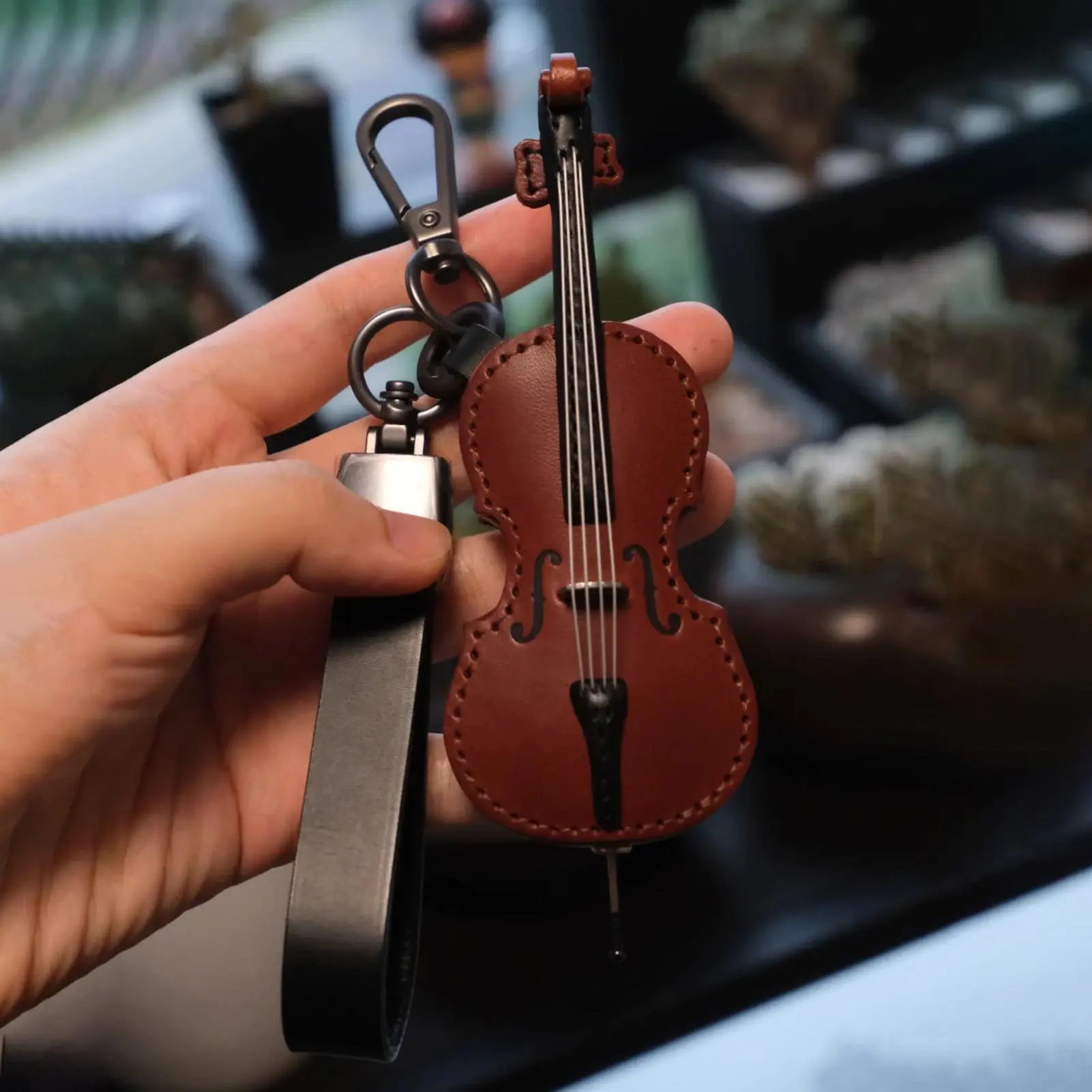Mini Leather Violin Cello Keychain Creative Key Holder Vintage Musical Instrument Backpack Decoration for Music Lovers Gift