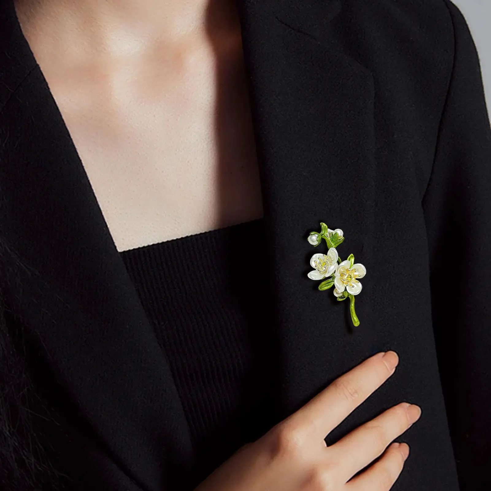 Small Fresh Green Jasmine Brooch Literary High-end Elegant Mori Anti-glare Brooch Clothing Accessories Skirt Pants Fixed