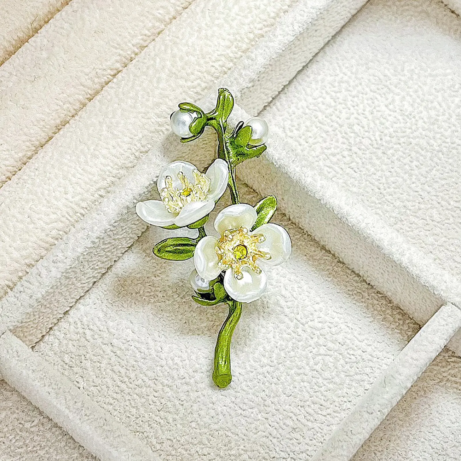 Small Fresh Green Jasmine Brooch Literary High-end Elegant Mori Anti-glare Brooch Clothing Accessories Skirt Pants Fixed