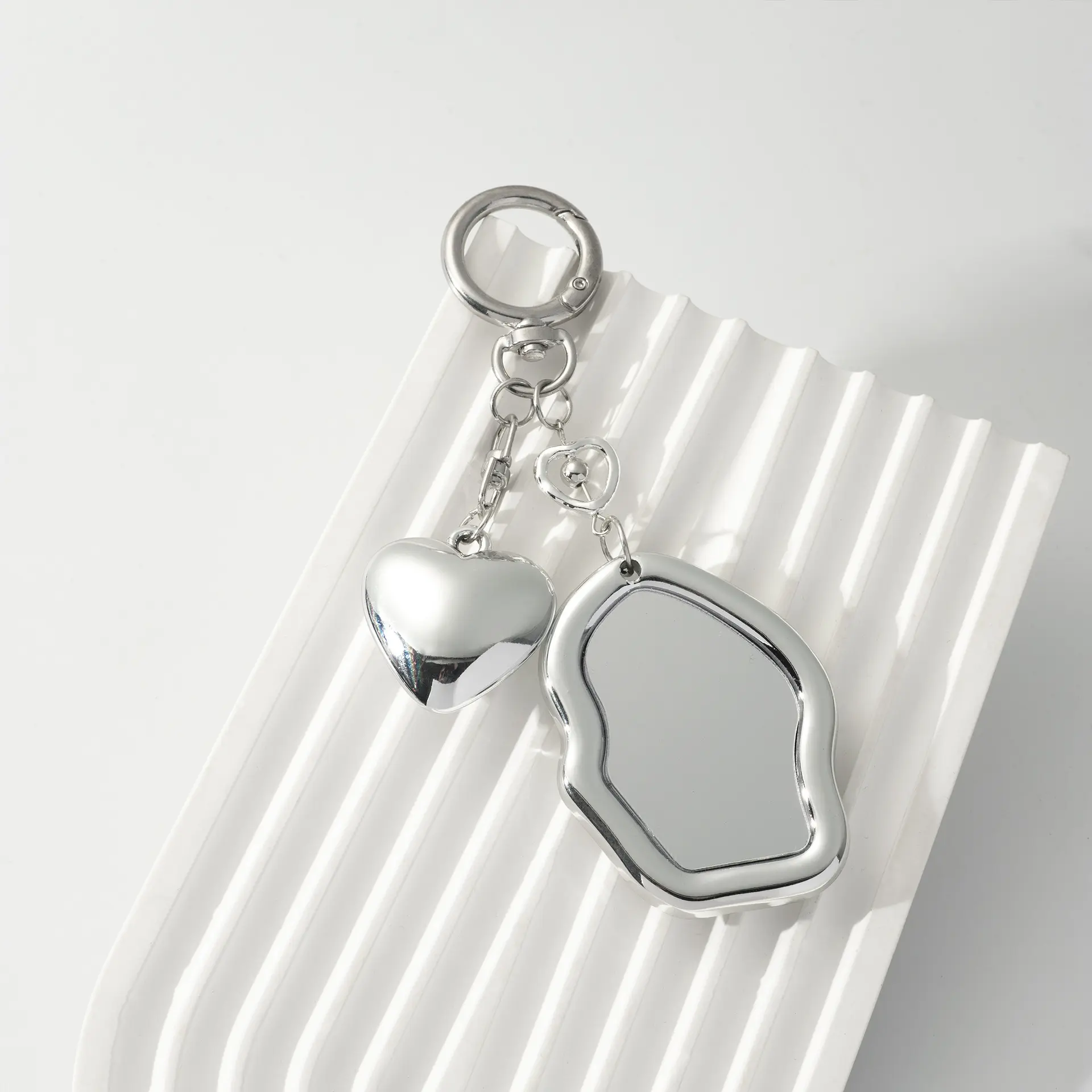 Simple Red Keychain Mirror Sweet And Exquisite Temperament Car Keychain Headset Backpack Mobile Phone Decorative Jewelry Gift