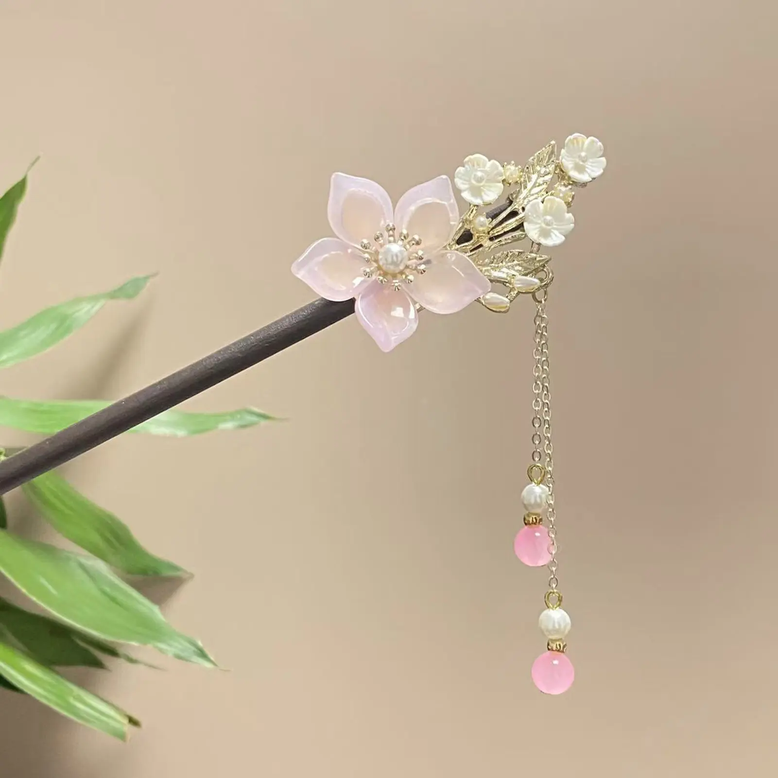 The New Peach-blossom Wooden Hairpin Looks Nice Ins Natural Exquisite Hair Accessories Retro Cheongsam Accessories Tassels.