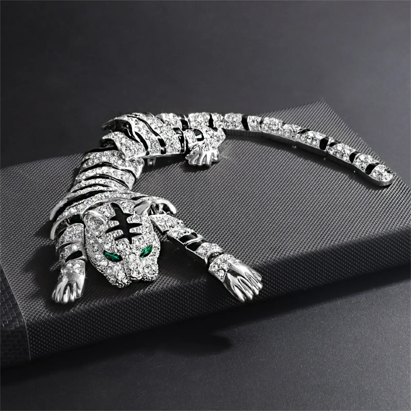 European And American Personalized Brooch Design Studded Tiger Brooch Set Pin Joker Fashion Accessories Alloy Material