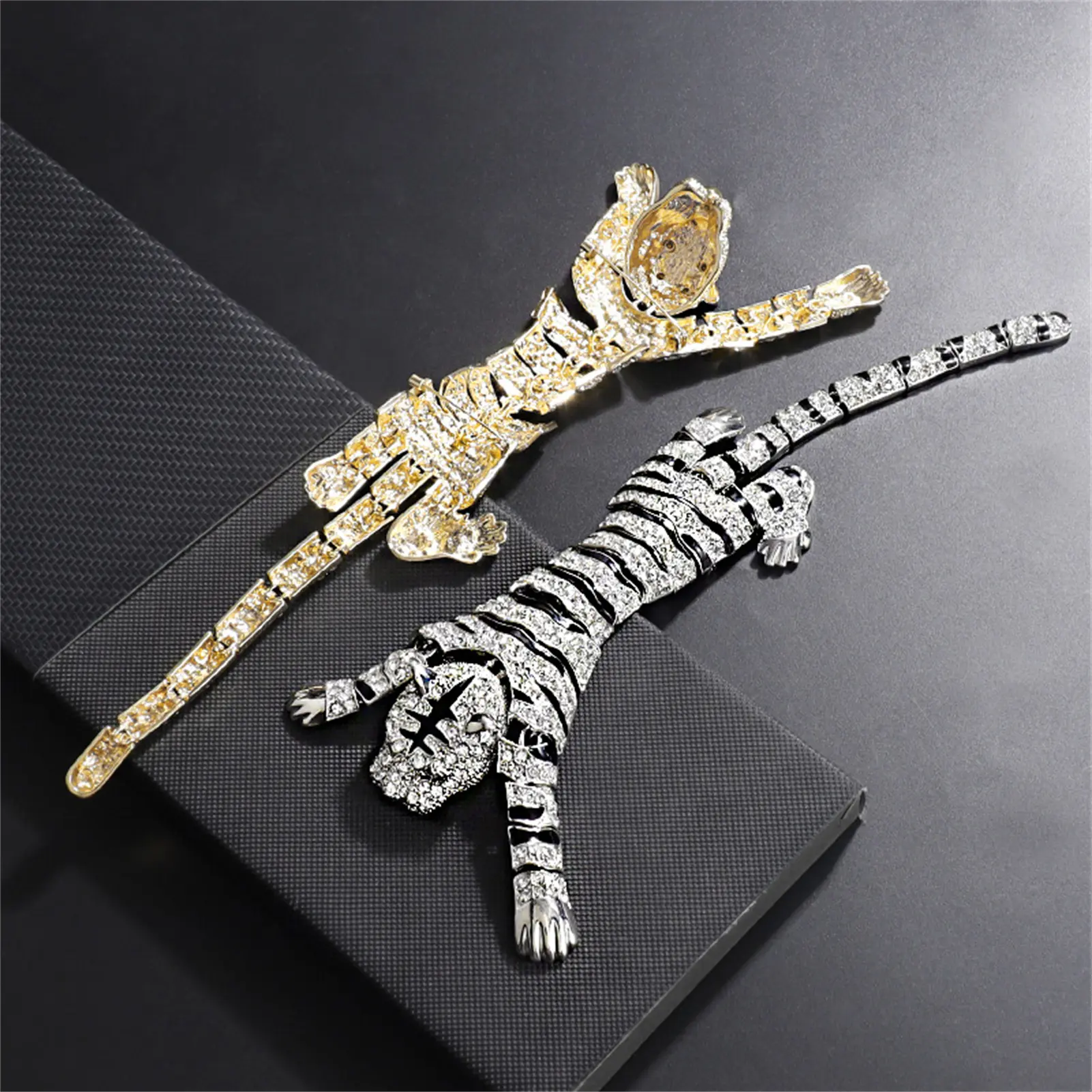 European And American Personalized Brooch Design Studded Tiger Brooch Set Pin Joker Fashion Accessories Alloy Material