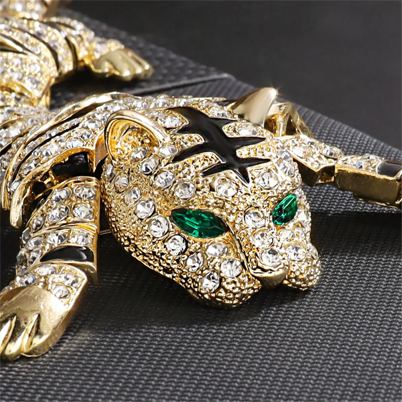 European And American Personalized Brooch Design Studded Tiger Brooch Set Pin Joker Fashion Accessories Alloy Material